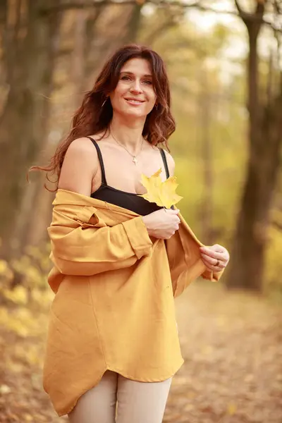 Krásná Mladá Žena Kráčí Stezce Lese Podzimní Suché Listí Zemi Stock Snímky