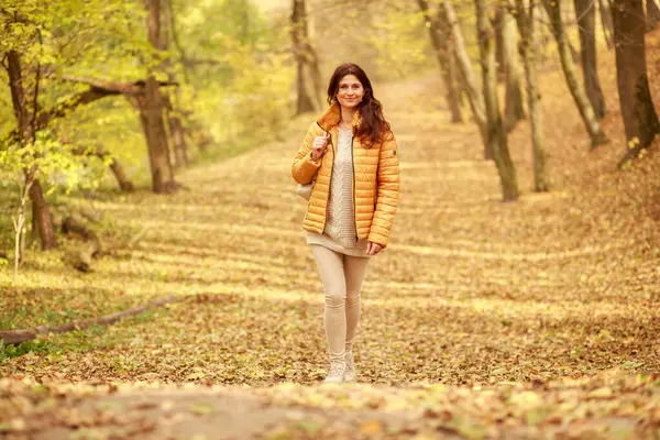 Uma Bela Jovem Caminha Longo Uma Trilha Floresta Outono Folhas Imagem De Stock