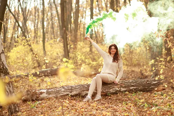 Uma Bela Jovem Senta Galho Árvore Floresta Outono Segura Foguete Fotografia De Stock