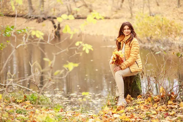 Красивая Молодая Женщина Ходит Лесной Тропе Осенью Сухие Листья Земле Лицензионные Стоковые Фото