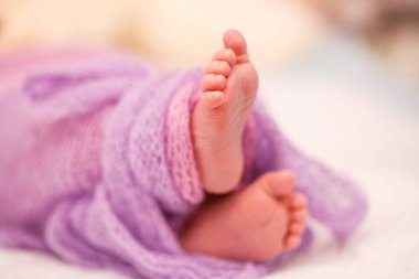 Mor bezli bir bebeğin ayakları, bebek çorbası, pembe hassas bir cilt, bebeklere bakmak, annelik..