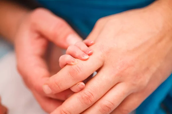 Mano Del Bebé Las Manos Madre Día Del Niño Recién —  Fotos de Stock