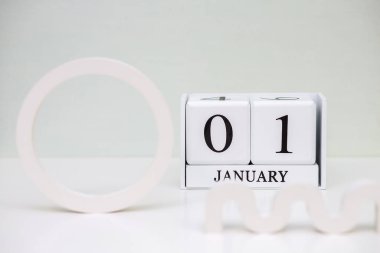 1 Ocak 'ta bir masaüstü beyaz küp takvimi, tarih, 2022 yılının başlangıcı, yeni yıl arkaplanı, Noel.
