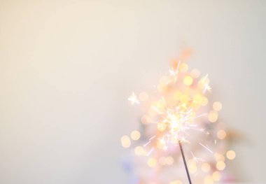 Yeni yıl arkaplanındaki havai fişeklerden güzel ışıltılar, Noel havası, ışıltı, şenlikli arka plan.