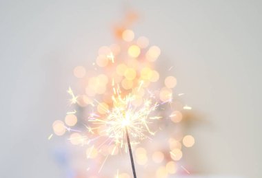 Yeni yıl arkaplanındaki havai fişeklerden güzel ışıltılar, Noel havası, ışıltı, şenlikli arka plan.