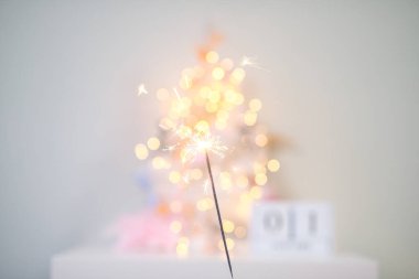 Yeni yıl arkaplanındaki havai fişeklerden güzel ışıltılar, Noel havası, ışıltı, şenlikli arka plan.