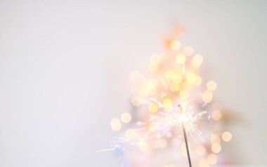 Yeni yıl arkaplanındaki havai fişeklerden güzel ışıltılar, Noel havası, ışıltı, şenlikli arka plan.