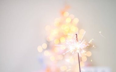 Yeni yıl arkaplanındaki havai fişeklerden güzel ışıltılar, Noel havası, ışıltı, şenlikli arka plan.