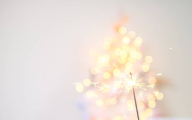 Yeni yıl arkaplanındaki havai fişeklerden güzel ışıltılar, Noel havası, ışıltı, şenlikli arka plan.