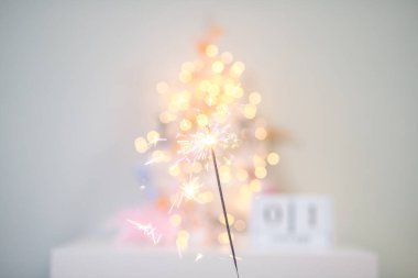 Yeni yıl arkaplanındaki havai fişeklerden güzel ışıltılar, Noel havası, ışıltı, şenlikli arka plan.