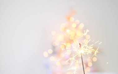 Yeni yıl arkaplanındaki havai fişeklerden güzel ışıltılar, Noel havası, ışıltı, şenlikli arka plan.