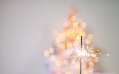 Yeni yıl arkaplanındaki havai fişeklerden güzel ışıltılar, Noel havası, ışıltı, şenlikli arka plan.