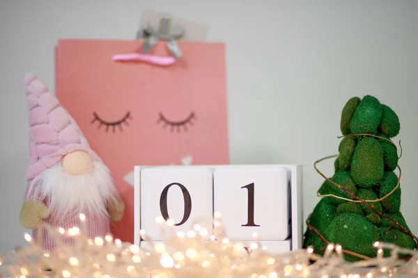 Enero Calendario Escritorio Árbol Navidad Decorativo Verde Gnomo Rosa Bolsa —  Fotos de Stock