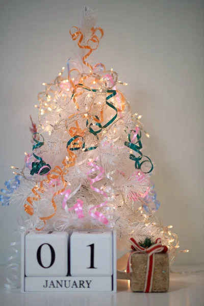 January Desk Calendar Toy Gift New Year Lights White Background — Stock Photo, Image