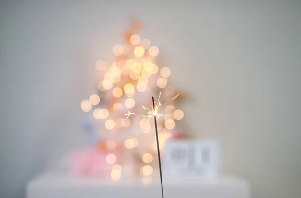 Piękne Iskry Ogni Tle Sylwestra Bokeh Nastrój Świąteczny Brokat Uroczyste — Zdjęcie stockowe