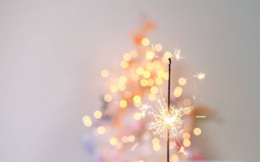 Yeni yıl arkaplanındaki havai fişeklerden güzel ışıltılar, Noel havası, ışıltı, şenlikli arka plan.