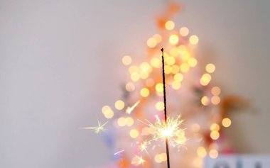 Yeni yıl arkaplanındaki havai fişeklerden güzel ışıltılar, Noel havası, ışıltı, şenlikli arka plan.