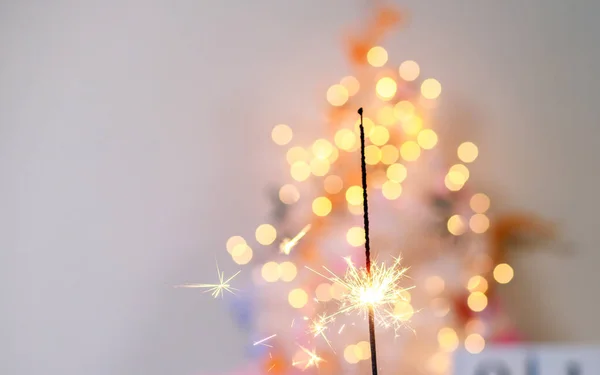 Schöne Funkeln Aus Wunderkerzen Auf Dem Hintergrund Des Neujahrsbokeh Weihnachtsstimmung — Stockfoto