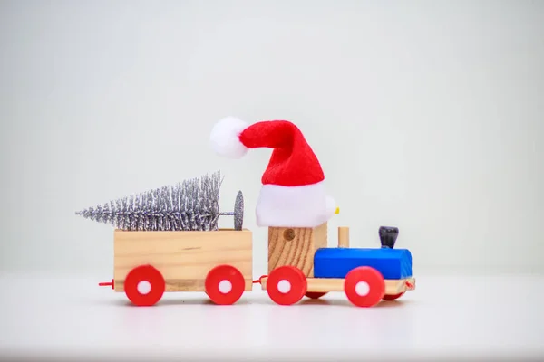 Uma Locomotiva Vapor Brinquedo Carrega Decoração Ano Novo Árvores Natal — Fotografia de Stock