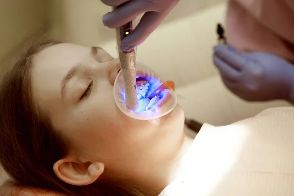 Patiente Chez Dentiste Une Jeune Fille Assoit Dans Chaise Dentiste — Photo
