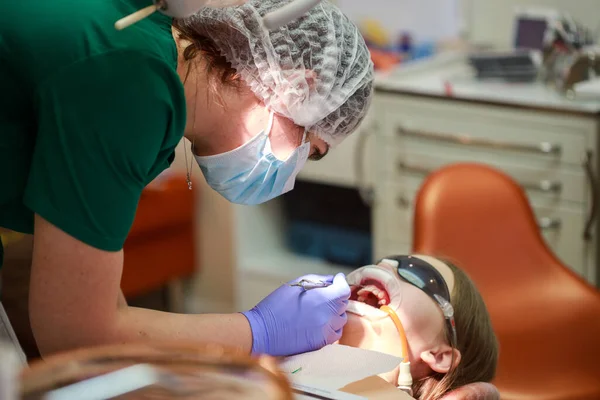 Traitement Par Dentiste Orthodontiste Pose Appareil Dentaire Sur Une Adolescente — Photo