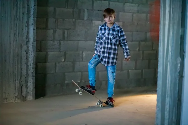 Χαριτωμένο Αγόρι Ένα Skateboard Παιδί Μαθαίνουν Οδηγούν Ένα Skateboard — Φωτογραφία Αρχείου