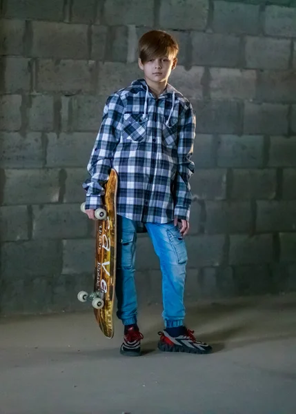 スケートボードでかわいい男の子 子供はスケートボードに乗ることを学ぶ — ストック写真