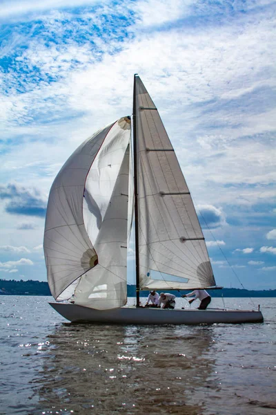 Yacht Med Vita Segel Vattnet Hav Och Flod Transport Blå — Stockfoto