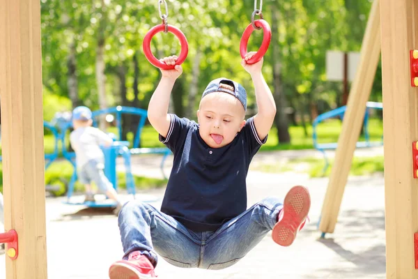 Uma Criança Com Síndrome Entra Para Esportes Nos Anéis Uma — Fotografia de Stock