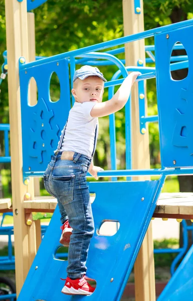 Menino Com Síndrome Está Brincando Playground Criança Tem Atraso Desenvolvimento — Fotografia de Stock