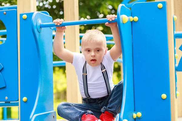 Menino Com Síndrome Está Brincando Playground Criança Tem Atraso Desenvolvimento — Fotografia de Stock