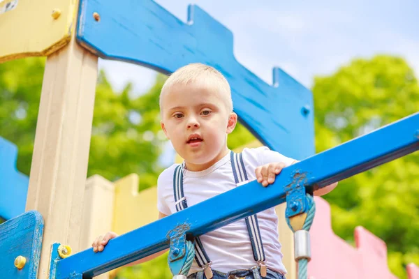 Menino Com Síndrome Está Brincando Playground Criança Tem Atraso Desenvolvimento — Fotografia de Stock