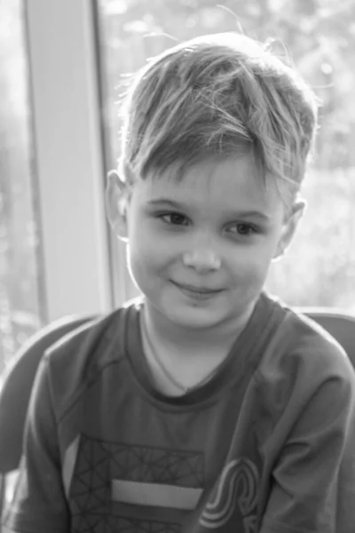 Portretul Alb Negru Unui Băiat Drăguț Copilul Zâmbește Bucuria Fața — Fotografie, imagine de stoc