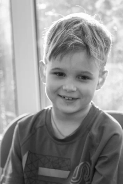Retrato Preto Branco Menino Bonito Criança Sorri Alegria Rosto Criança — Fotografia de Stock
