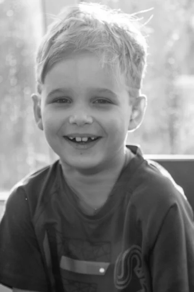 Μαύρο Και Άσπρο Πορτρέτο Ενός Χαριτωμένου Αγοριού Παιδί Χαμογελά Χαρά — Φωτογραφία Αρχείου