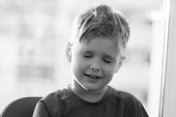 Zwart Wit Portret Van Een Leuke Jongen Het Kind Glimlacht — Stockfoto