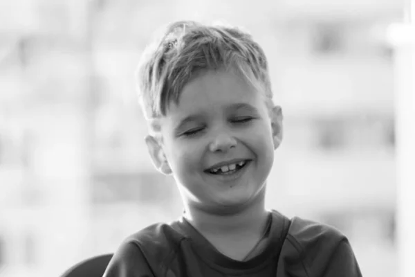 Retrato Blanco Negro Niño Lindo Niño Sonríe Alegría Cara Del — Foto de Stock