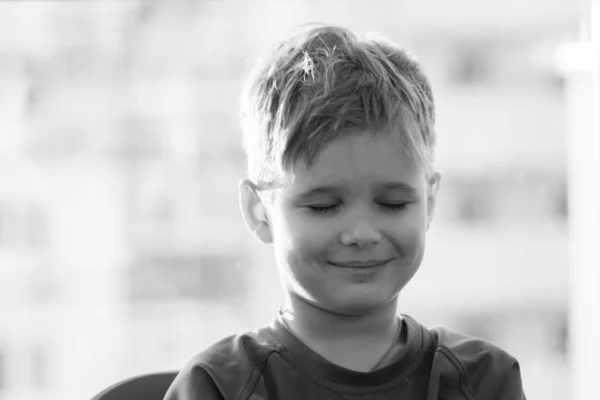 一个可爱男孩的黑白画像 孩子笑了 孩子的脸上洋溢着喜悦 — 图库照片