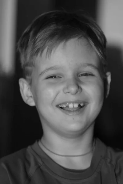 Sevimli Bir Çocuğun Siyah Beyaz Portresi Çocuk Gülümsüyor Çocuğun Yüzünde — Stok fotoğraf
