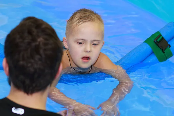 Menino Com Síndrome Aprende Nadar Uma Piscina — Fotografia de Stock