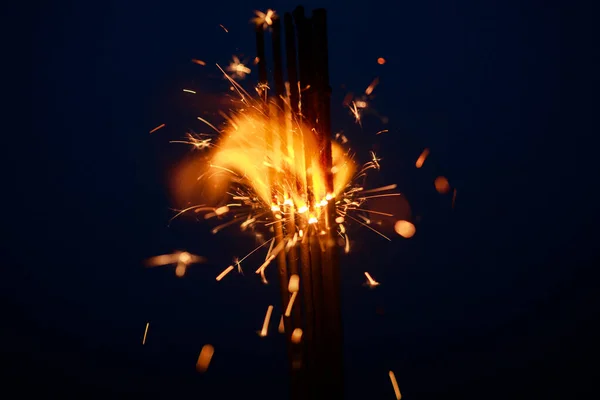 Sparklers Close Borrão Especial Foco Faíscas — Fotografia de Stock