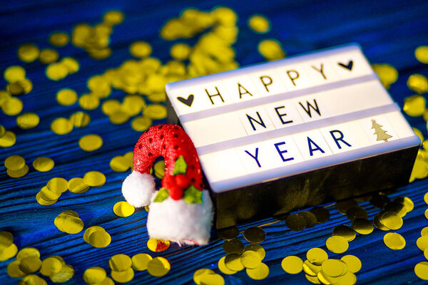 С Новым годом фон, черные буквы на светящемся фоне, сверкает вокруг, новогодняя композиция.