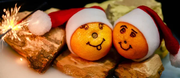 Mandarinas Con Ojos Pintados Sombreros Santa Claus Sobre Fondo Las —  Fotos de Stock