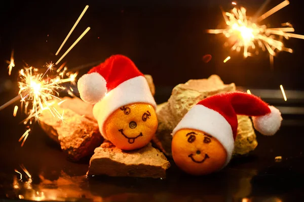 Mandarins Com Olhos Pintados Chapéus Papai Noel Contra Fundo Luzes — Fotografia de Stock