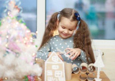 Kız yılbaşı çizimleri, çocuk yaratıcılığı, Noel tatili, 2022.