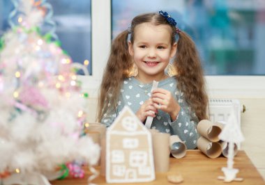 Kız yılbaşı çizimleri, çocuk yaratıcılığı, Noel tatili, 2022.