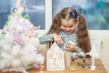 Kız yılbaşı çizimleri, çocuk yaratıcılığı, Noel tatili, 2022.