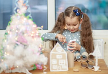 Kız yılbaşı çizimleri, çocuk yaratıcılığı, Noel tatili, 2022.