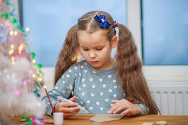 Kız yılbaşı çizimleri, çocuk yaratıcılığı, Noel tatili, 2022.