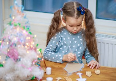 Kız yılbaşı çizimleri, çocuk yaratıcılığı, Noel tatili, 2022.